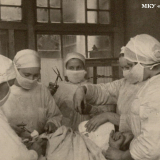 Сочи в 1944 году - 17. Оперирует хирург Е.Э. Пенежкевич (на переднем плане первая слева). Госпиталь № 2139. 1944 г. Сочи. МКУ «Архив г. Сочи». ФДК. Оп. 1. Ед. Хр. 3594.