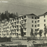 Цветной бульвар - 31. 60-квартирный дом по улице Гагарина с примыкающим домом. Сочи, 1964 г. МКУ «Архив г. Сочи». Фотоальбом А-60. Фото 45.